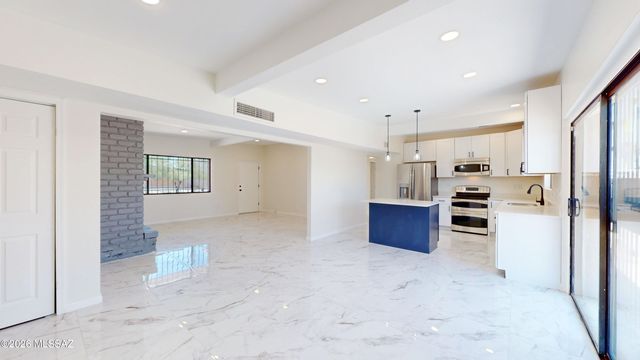 9051 E Cooper Street, Tucson, AZ 85710