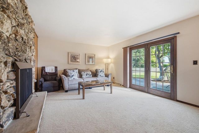 325 E Parkway Estates DRIVE, Oak Creek, WI 53154