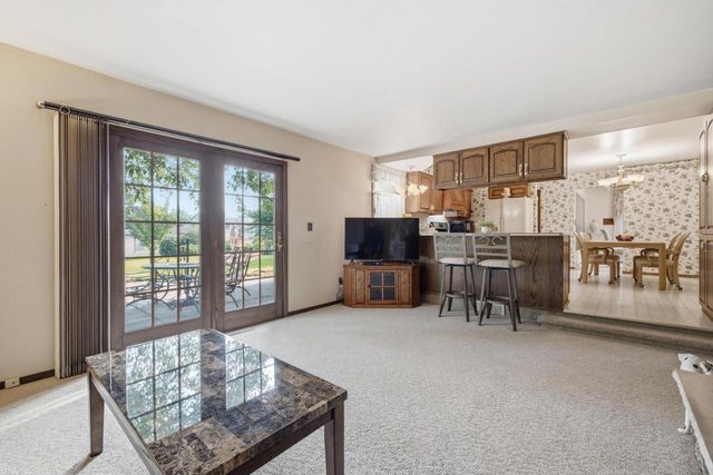 325 E Parkway Estates DRIVE, Oak Creek, WI 53154