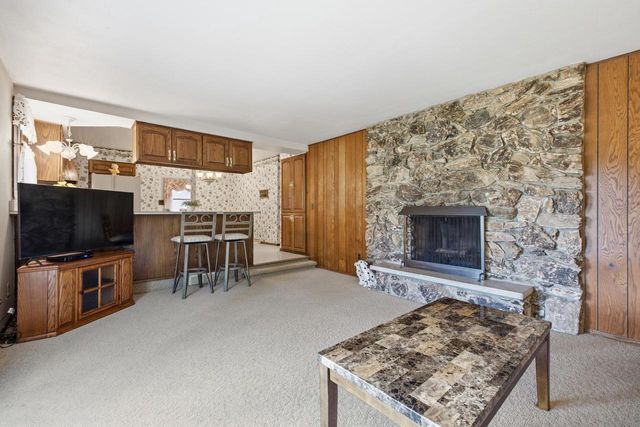 325 E Parkway Estates DRIVE, Oak Creek, WI 53154