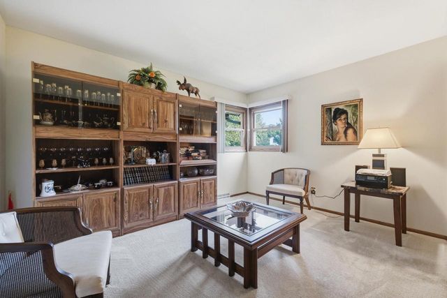 325 E Parkway Estates DRIVE, Oak Creek, WI 53154