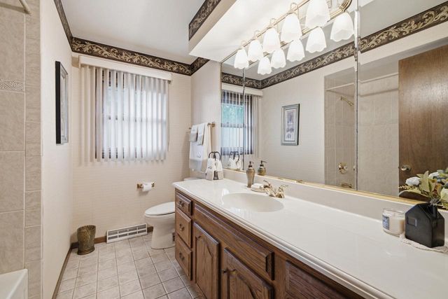325 E Parkway Estates DRIVE, Oak Creek, WI 53154
