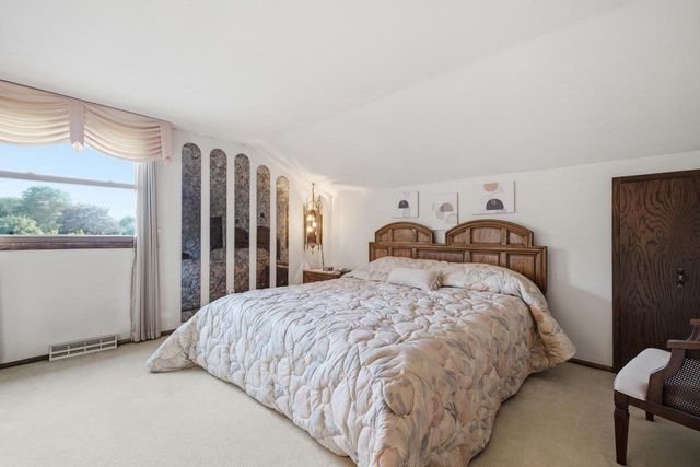 325 E Parkway Estates DRIVE, Oak Creek, WI 53154