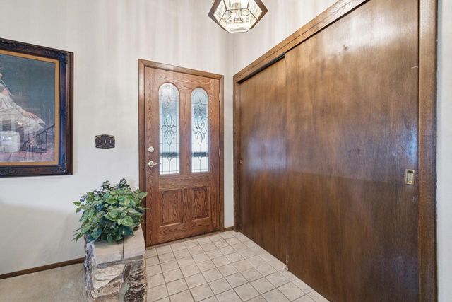 325 E Parkway Estates DRIVE, Oak Creek, WI 53154