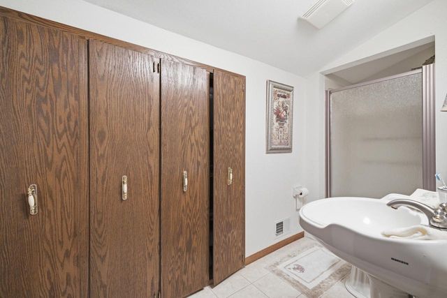 325 E Parkway Estates DRIVE, Oak Creek, WI 53154