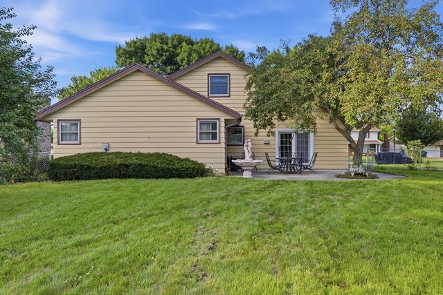 325 E Parkway Estates DRIVE, Oak Creek, WI 53154