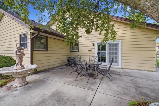 325 E Parkway Estates DRIVE, Oak Creek, WI 53154