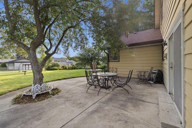 325 E Parkway Estates DRIVE, Oak Creek, WI 53154