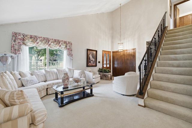 325 E Parkway Estates DRIVE, Oak Creek, WI 53154