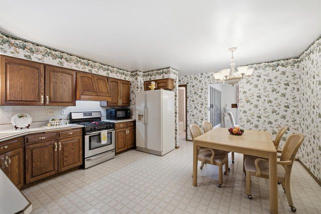 325 E Parkway Estates DRIVE, Oak Creek, WI 53154