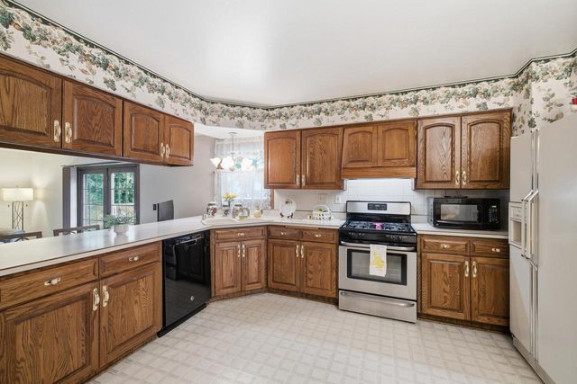 325 E Parkway Estates DRIVE, Oak Creek, WI 53154