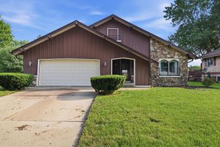 325 E Parkway Estates DRIVE, Oak Creek, WI 53154