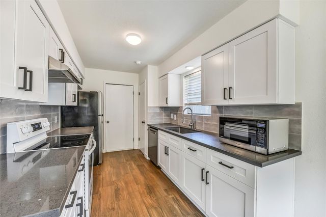 1600 Broken Arrow Street, Baytown, TX 77521