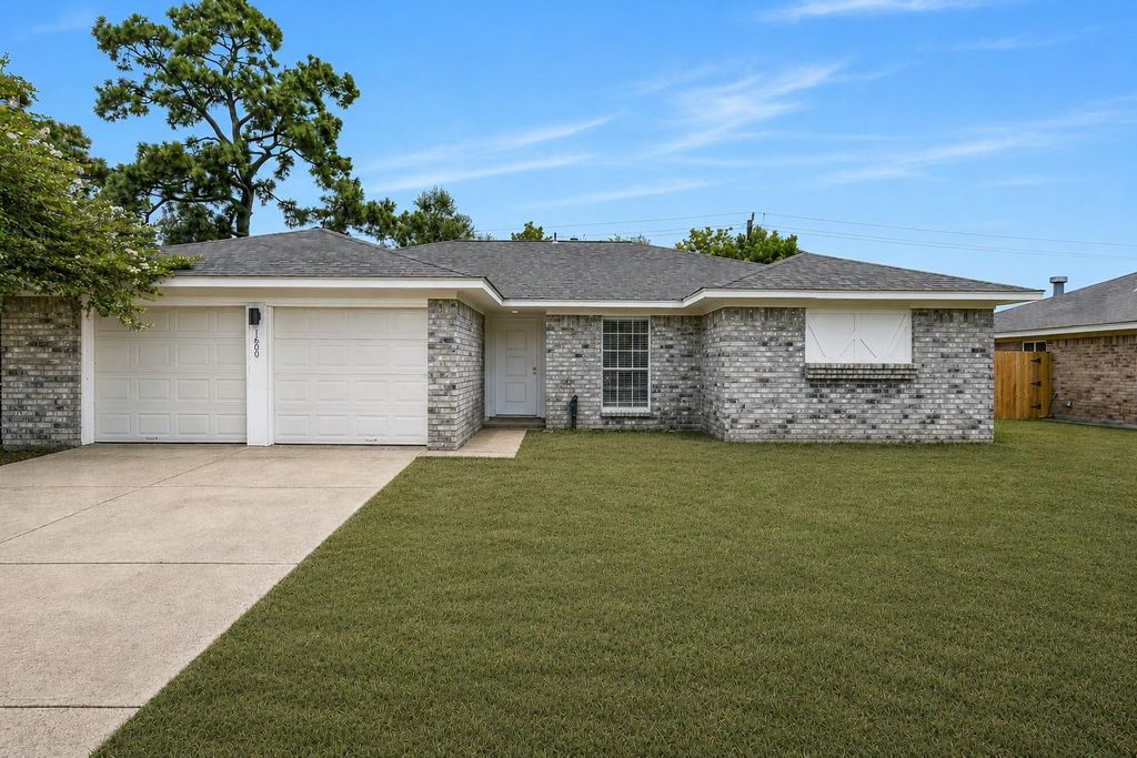 1600 Broken Arrow Street, Baytown, TX 77521