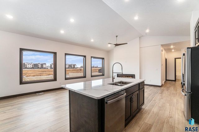 5614 S Huntwood Ave, Sioux Falls, SD 57108