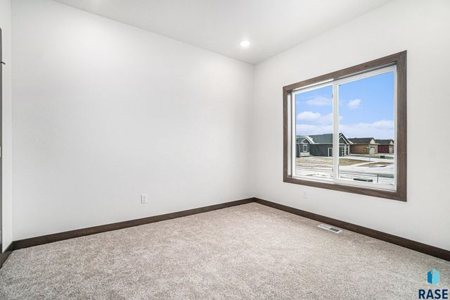 5614 S Huntwood Ave, Sioux Falls, SD 57108