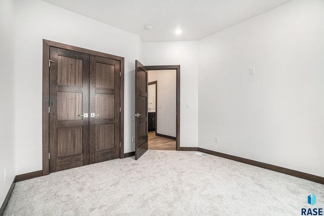 5614 S Huntwood Ave, Sioux Falls, SD 57108