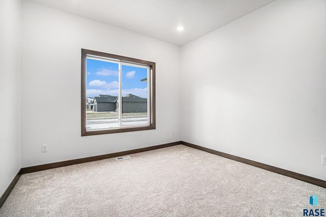 5614 S Huntwood Ave, Sioux Falls, SD 57108