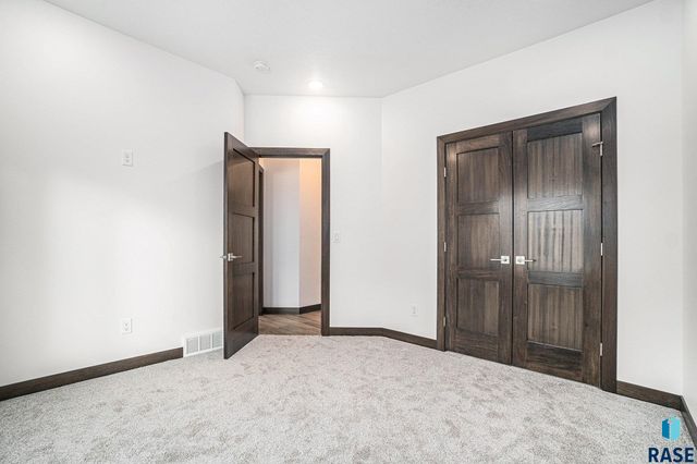 5614 S Huntwood Ave, Sioux Falls, SD 57108