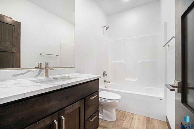 5614 S Huntwood Ave, Sioux Falls, SD 57108