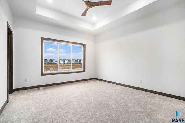 5614 S Huntwood Ave, Sioux Falls, SD 57108