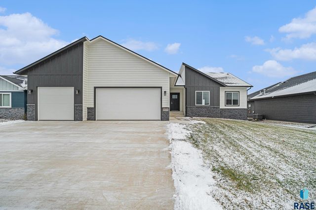 5614 S Huntwood Ave, Sioux Falls, SD 57108