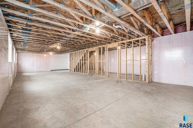 5614 S Huntwood Ave, Sioux Falls, SD 57108