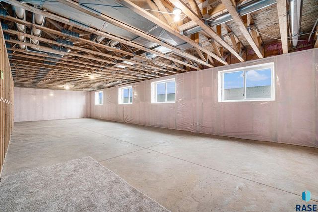5614 S Huntwood Ave, Sioux Falls, SD 57108