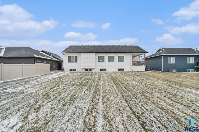 5614 S Huntwood Ave, Sioux Falls, SD 57108