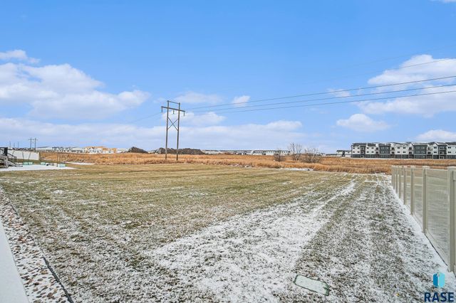 5614 S Huntwood Ave, Sioux Falls, SD 57108