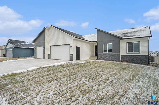 5614 S Huntwood Ave, Sioux Falls, SD 57108