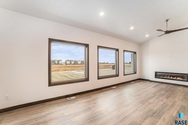 5614 S Huntwood Ave, Sioux Falls, SD 57108