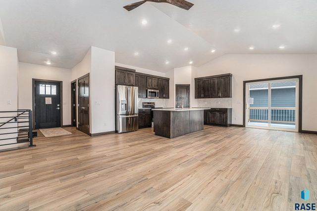 5614 S Huntwood Ave, Sioux Falls, SD 57108