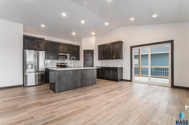5614 S Huntwood Ave, Sioux Falls, SD 57108