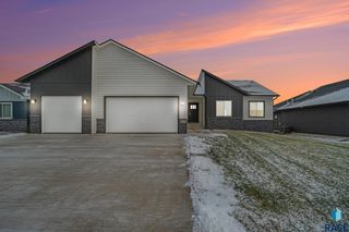 5614 S Huntwood Ave, Sioux Falls, SD 57108