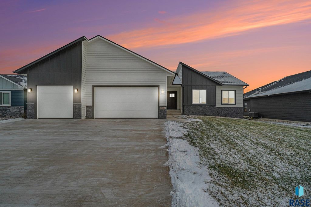 5614 S Huntwood Ave, Sioux Falls, SD 57108