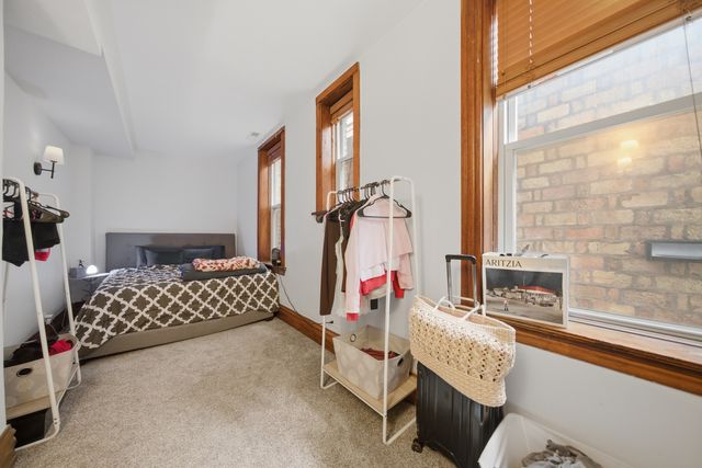 2826 W Wellington Avenue, Chicago, IL 60618