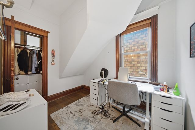 2826 W Wellington Avenue, Chicago, IL 60618