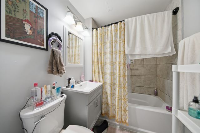 2826 W Wellington Avenue, Chicago, IL 60618