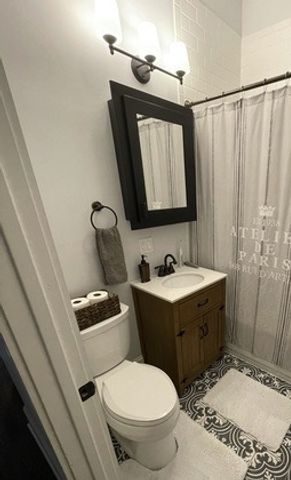 2826 W Wellington Avenue, Chicago, IL 60618