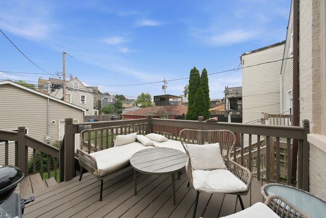 2826 W Wellington Avenue, Chicago, IL 60618