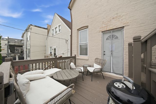 2826 W Wellington Avenue, Chicago, IL 60618