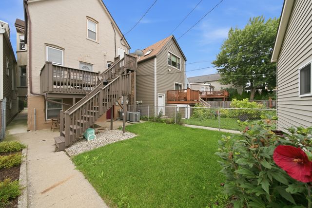 2826 W Wellington Avenue, Chicago, IL 60618