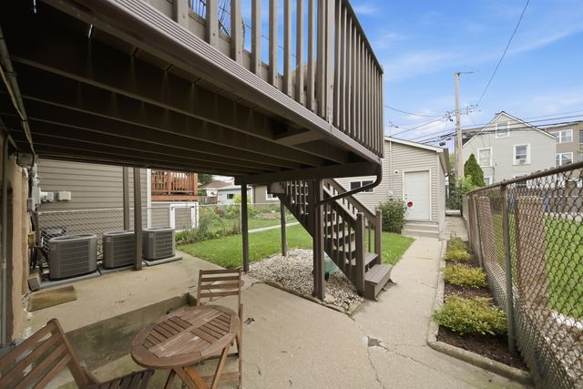 2826 W Wellington Avenue, Chicago, IL 60618