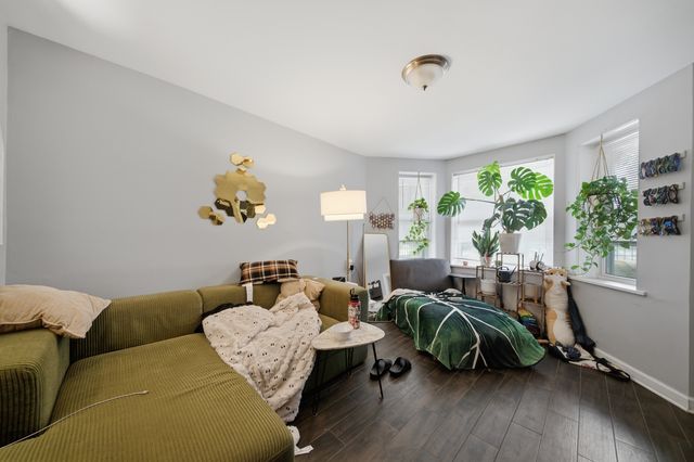 2826 W Wellington Avenue, Chicago, IL 60618