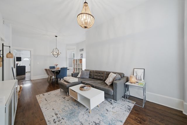 2826 W Wellington Avenue, Chicago, IL 60618