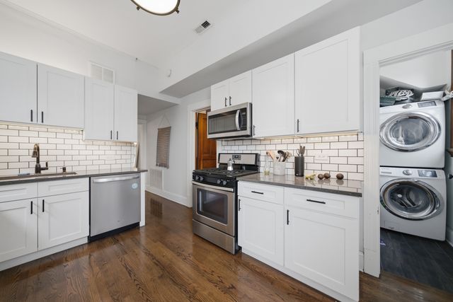 2826 W Wellington Avenue, Chicago, IL 60618