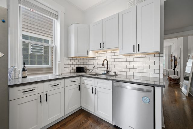 2826 W Wellington Avenue, Chicago, IL 60618