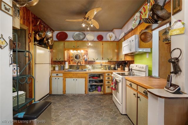 18 Spruce Street, Paris, AR 72855