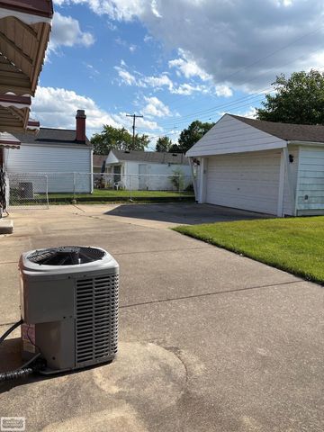 25625 Ronald Street, Roseville, MI 48066